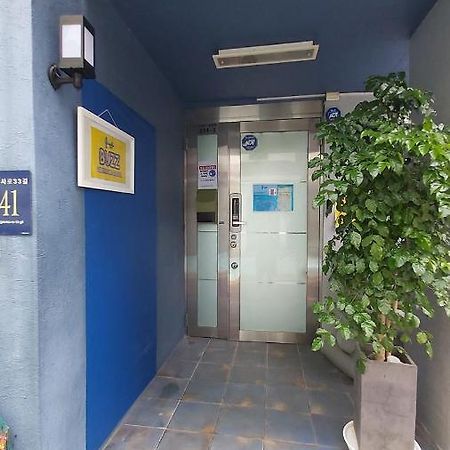 Buzz Guesthouse Hostel Сеул Экстерьер фото